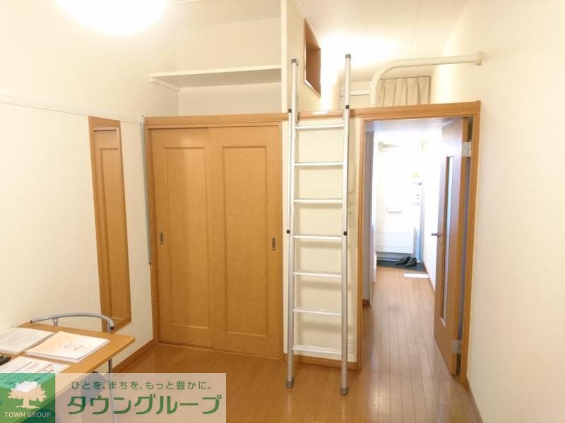 居室・リビング　備品は部屋ごとに異なります。１Ｆのみフローリング。