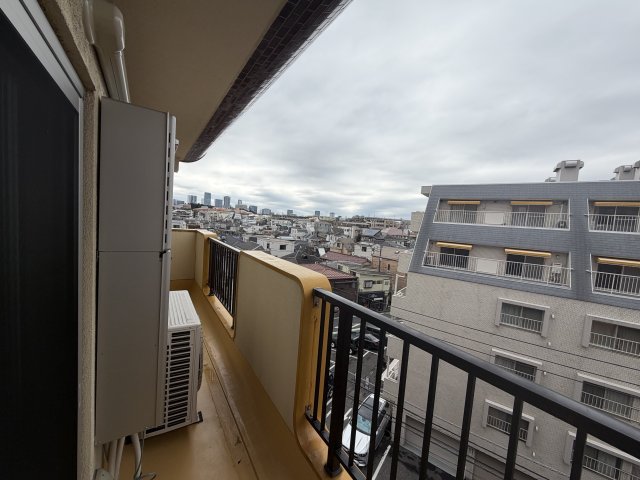 バルコニー　暖かな日差しのふりそそぐバルコニー