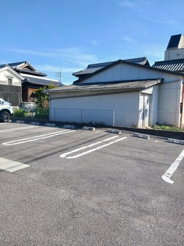 駐車場　駐車場があるので、車を買う予定の方も安心です