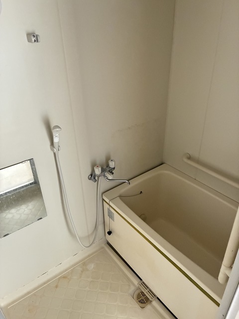 バス・シャワールーム　リフォーム前の写真です