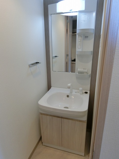 洗面設備　独立洗面台、小物を置くことができて便利です