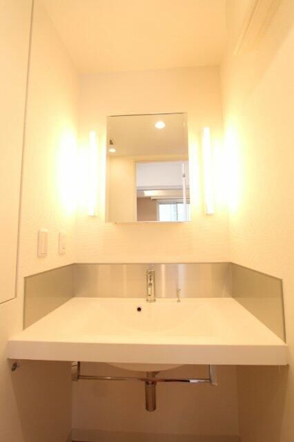 洗面設備　明るい洗面所です