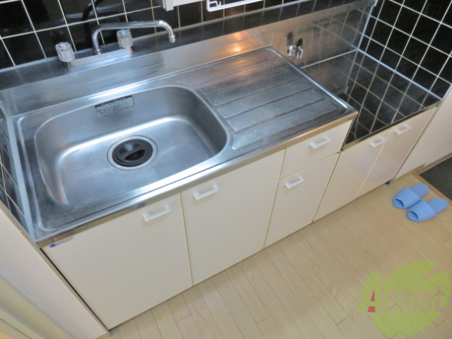 キッチン　十分な大きさのキッチンですね。２口コンロも置けます。