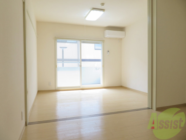 居室・リビング　陽の光が差し込む明るいお部屋は気持ちが良いですね