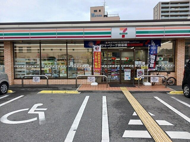 コンビニ　セブンイレブン様（コンビニ）まで450m