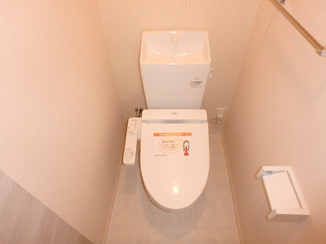 トイレ　ウォシュレット付き。