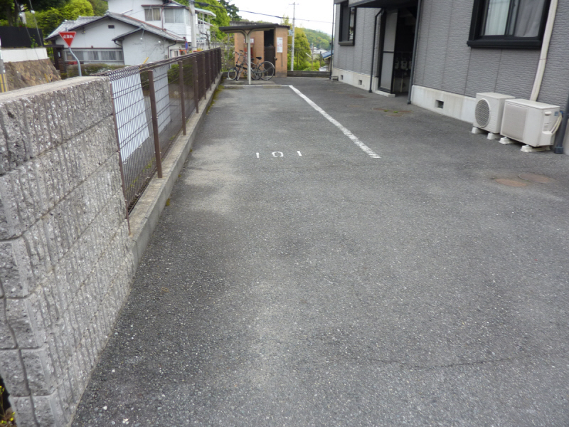 駐車場　建物に１番近くで縦列２台駐車可（無料）