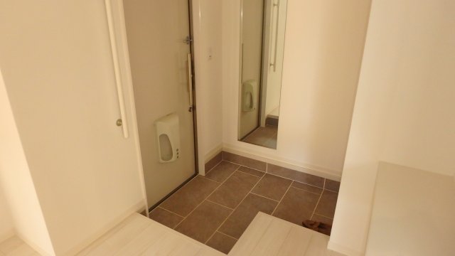 玄関　同物件類似のお部屋です。
