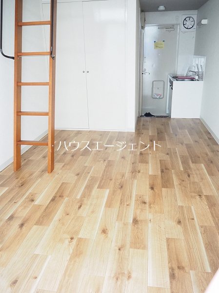 居室・リビング　明るいお部屋です。はしごがあっても広々！