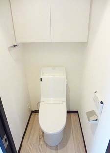 トイレ　★トイレ上部、収納スペースあり★