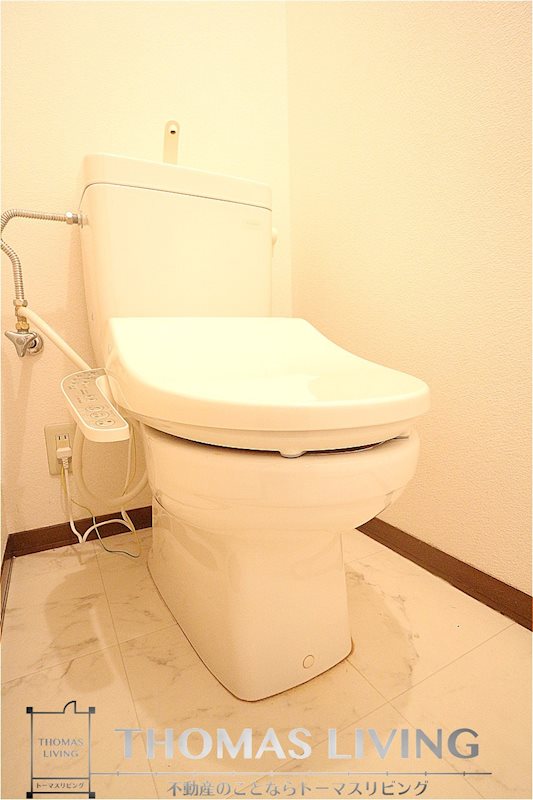 トイレ　温水洗浄便座付きのトイレです。