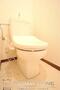 トイレ　温水洗浄便座付きのトイレです。