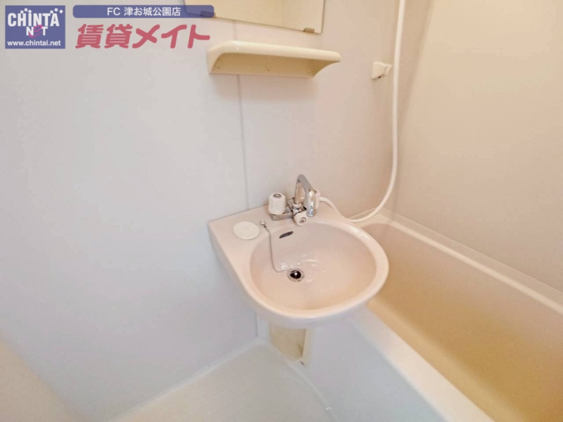洗面設備　別部屋参考写真です