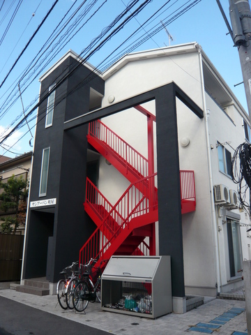 建物外観　オシャレな赤い階段