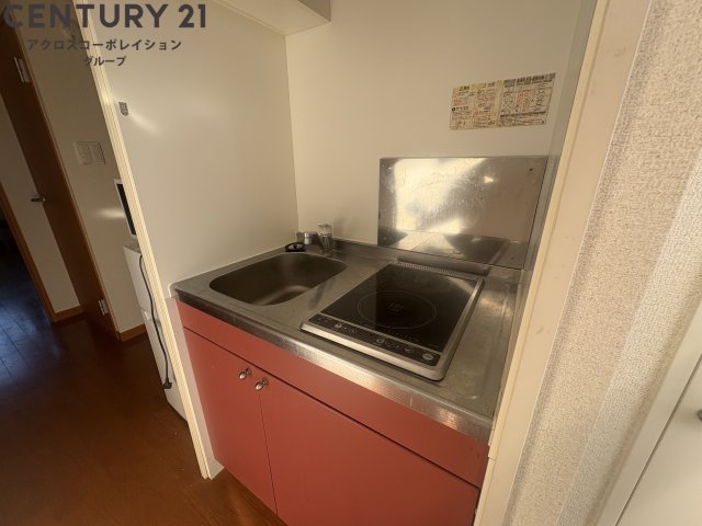 キッチン　電気コンロ付きのシンプルなキッチン