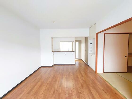 居室・リビング　別部屋の写真になります。（２０５号室）