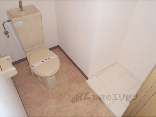 トイレ　トイレの横に洗濯機がおけます