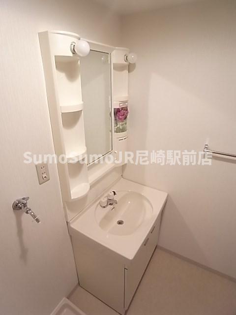 洗面設備　独立洗面台、小物を置くことができて便利です