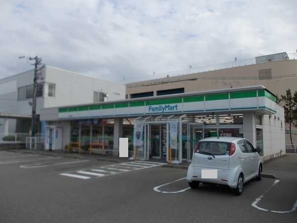 コンビニ　ファミリーマート（コンビニ）まで500m