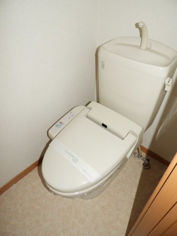 トイレ　落ち着いた色調のトイレです
