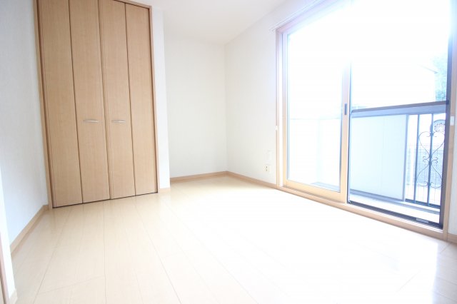 居室・リビング　窓が大きく日差しが差し込むフローリングのお部屋です。