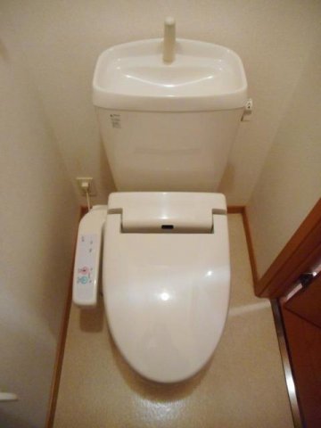 トイレ　落ち着いた色調のトイレです