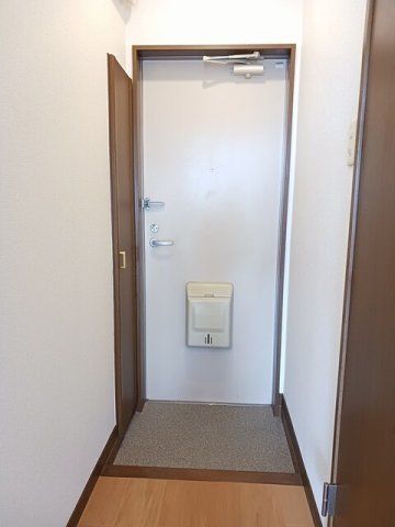 玄関　収納もある玄関です