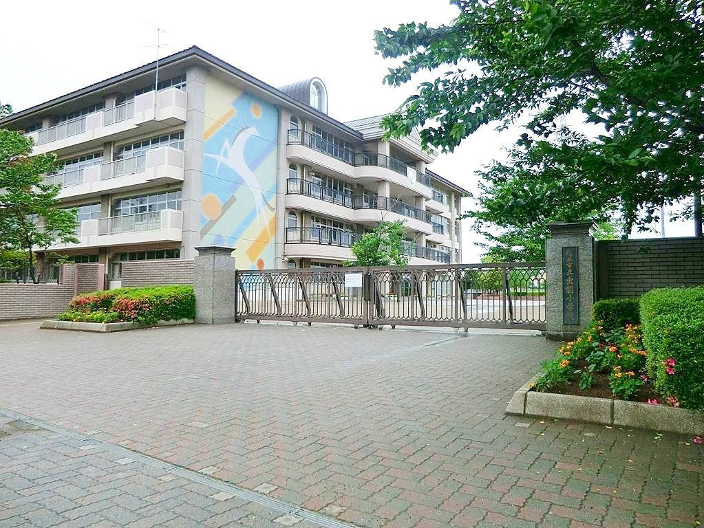 小学校　越谷市立出羽小学校（小学校）まで440m