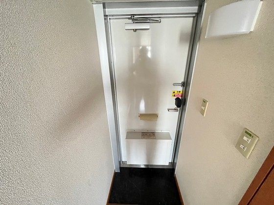玄関　※別号室の写真です