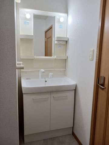 洗面設備　明るい洗面所です