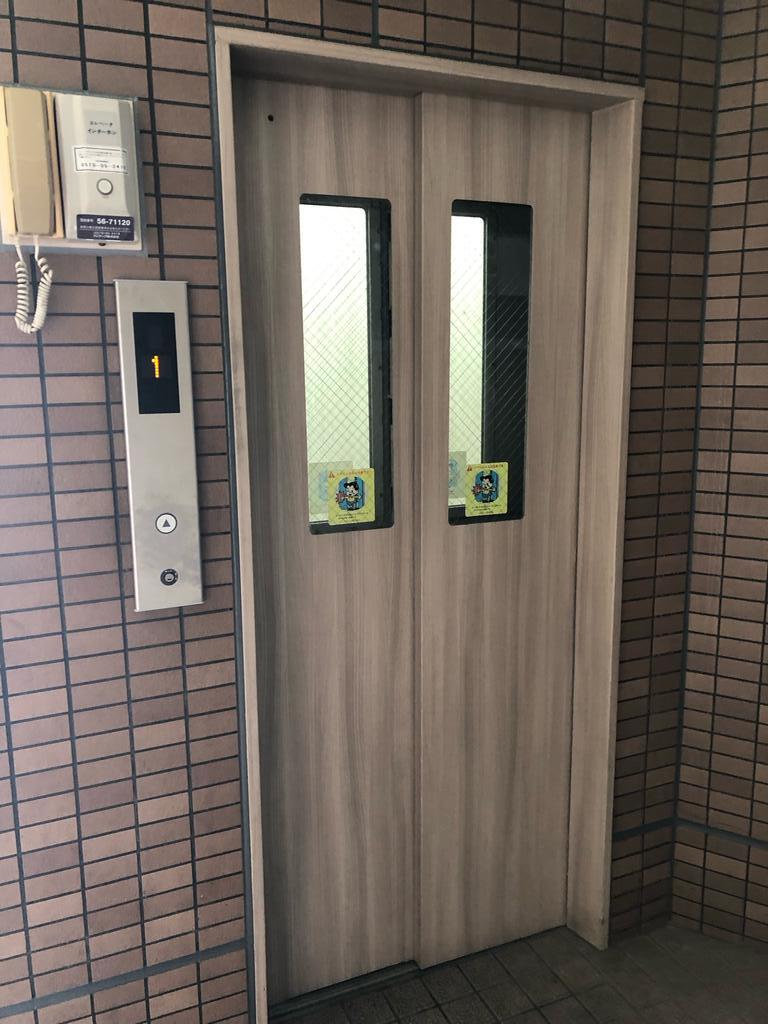 ロビー　エレベーター付き