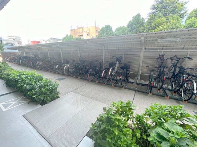 駐車場　敷地内にある駐輪場。雨の日にはうれしい屋根つきです。