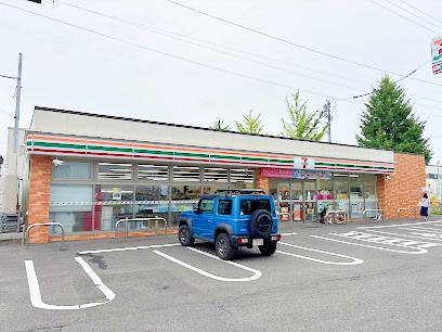 コンビニ　セブンイレブン札幌自衛隊駅前店（コンビニ）まで276m