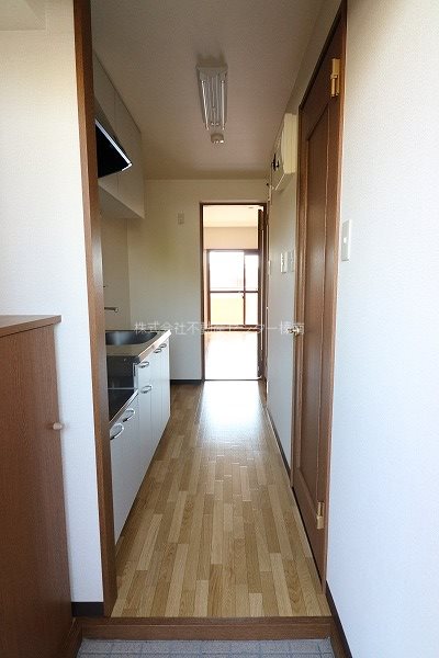 玄関　別部屋写真です