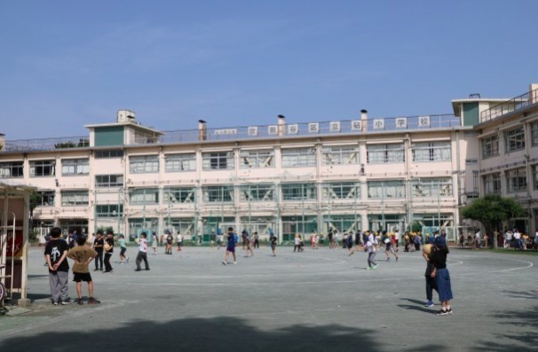 小学校　世田谷区立砧小学校（小学校）まで904m