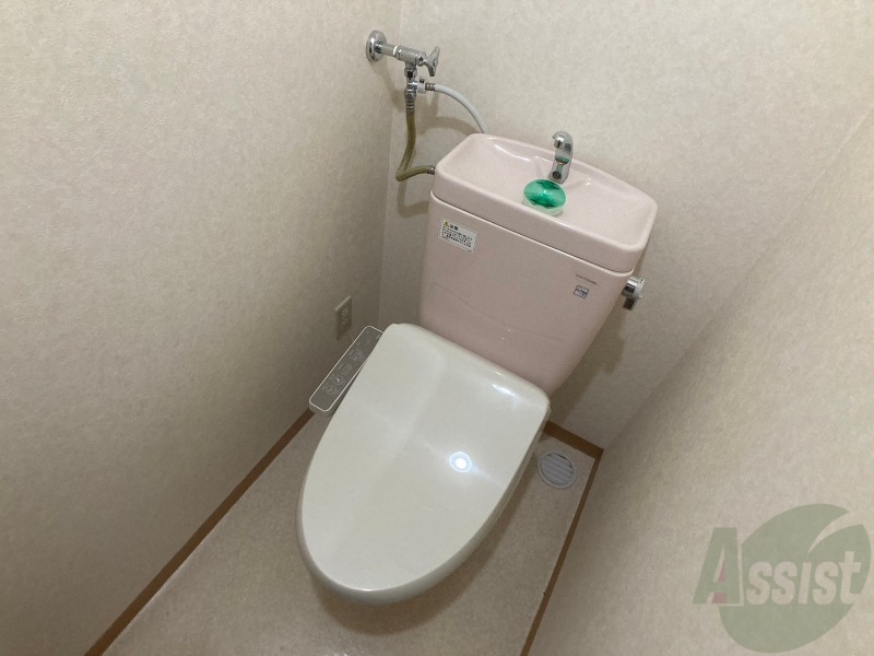 トイレ　ウォシュレット機能がついたトイレ。安心して使用できますね。