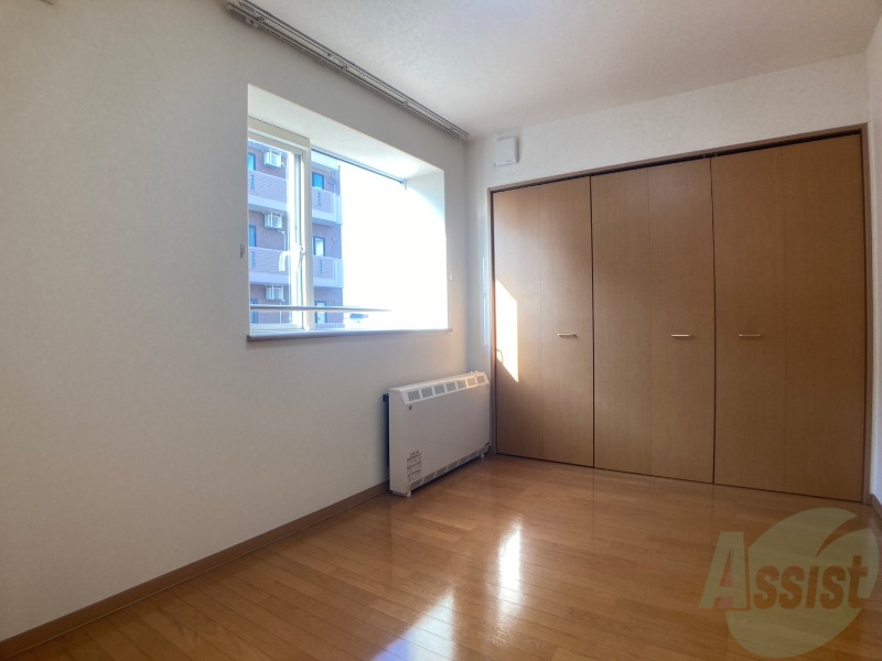 その他部屋・スペース　寝室はこちらです。光が差し込む、温かみのあるお部屋です。