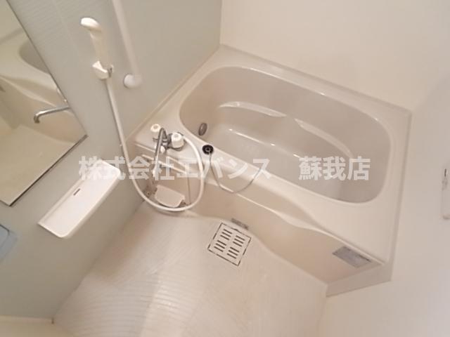 バス・シャワールーム　コンパクトで使いやすいお風呂です