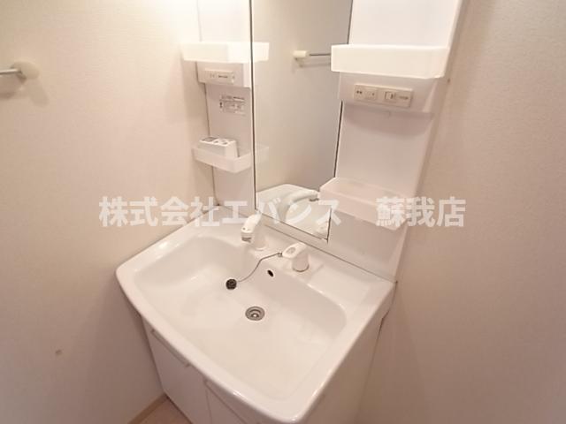洗面設備　独立洗面台あり、毎朝おしゃれに忙しい女性の方におすすめです