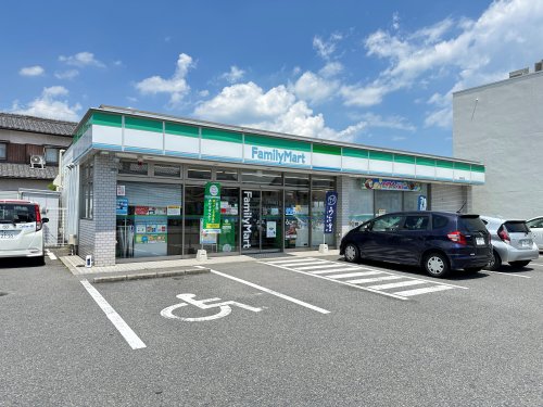 コンビニ　ファミリーマート 津新町店（コンビニ）まで330m