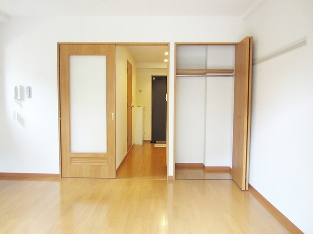 居室・リビング　綺麗な形の使い易いお部屋です。