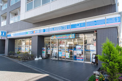 コンビニ　ローソン新宿荒木町店（コンビニ）まで262m