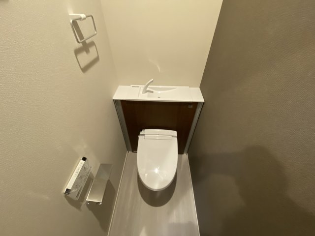 トイレ　温水洗浄便座付きのトイレです♪