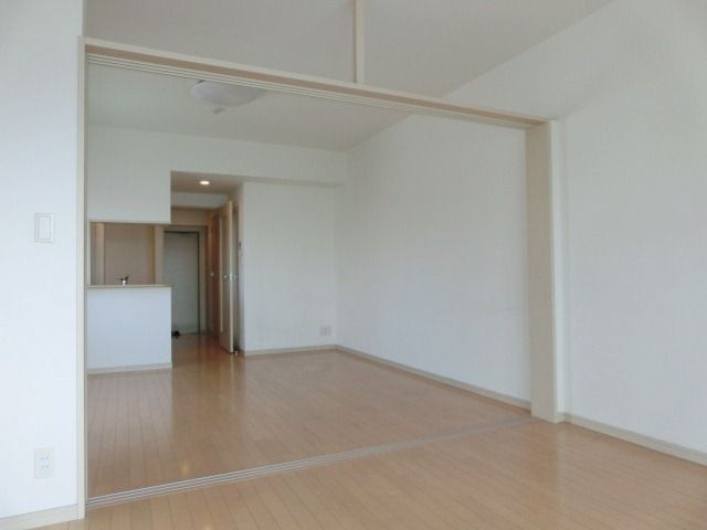 その他部屋・スペース　バルコニー側からの洋室