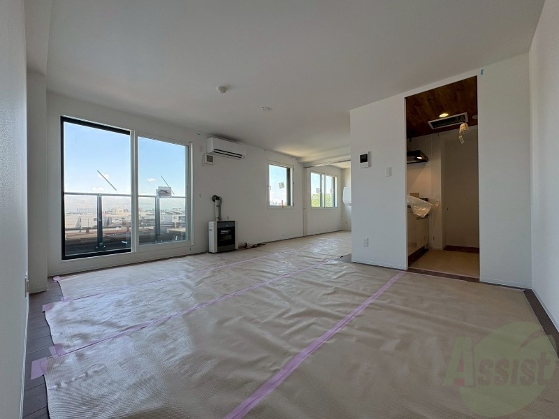 居室・リビング　木目のフローリングは落ち着きのある印象のお部屋になりますね。