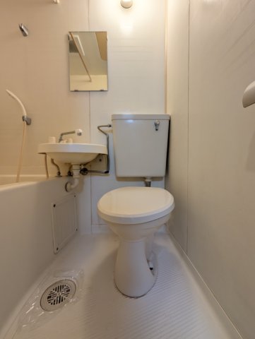 地下鉄谷町線 大日駅 徒歩7分 4階建 築37年のトイレ写真