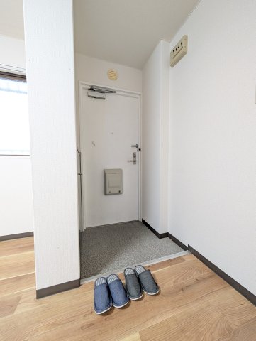地下鉄谷町線 大日駅 徒歩7分 4階建 築37年の玄関写真