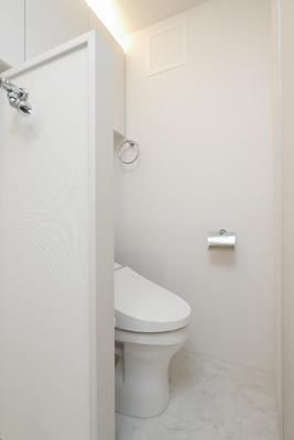 トイレ　落ち着いた色調のトイレです