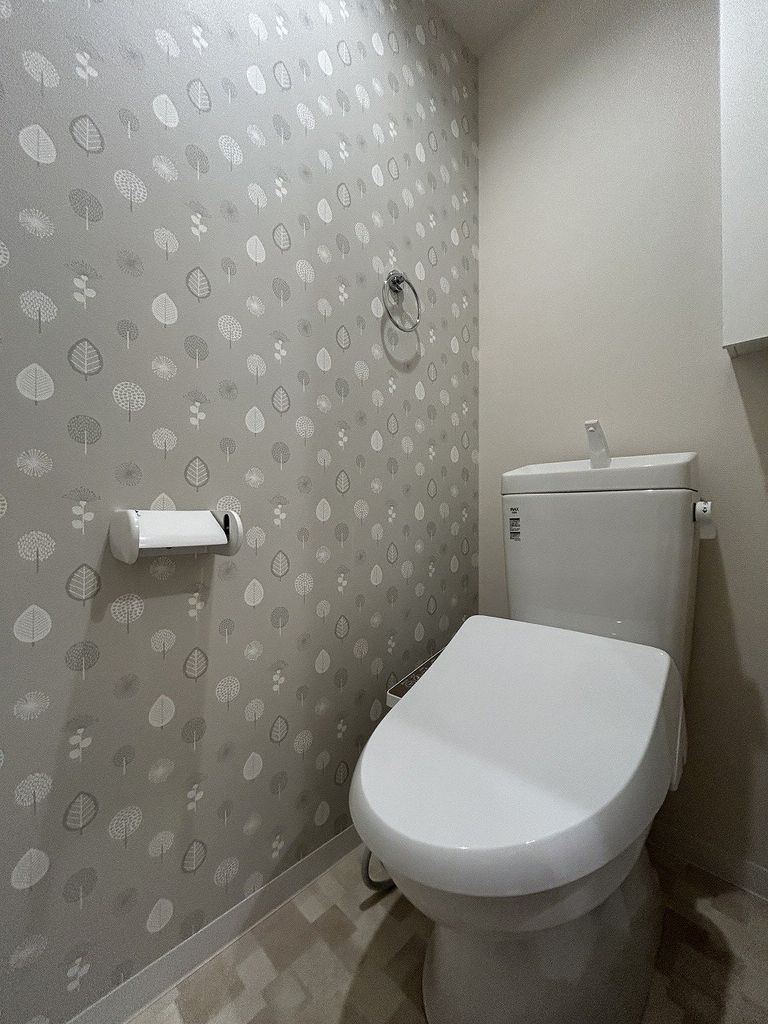 トイレ　温水シャワー洗浄機能付暖房便座・タオル掛け、トイレ収納