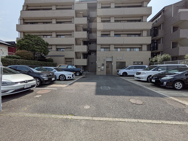 駐車場　駐車場の空きはご確認ください